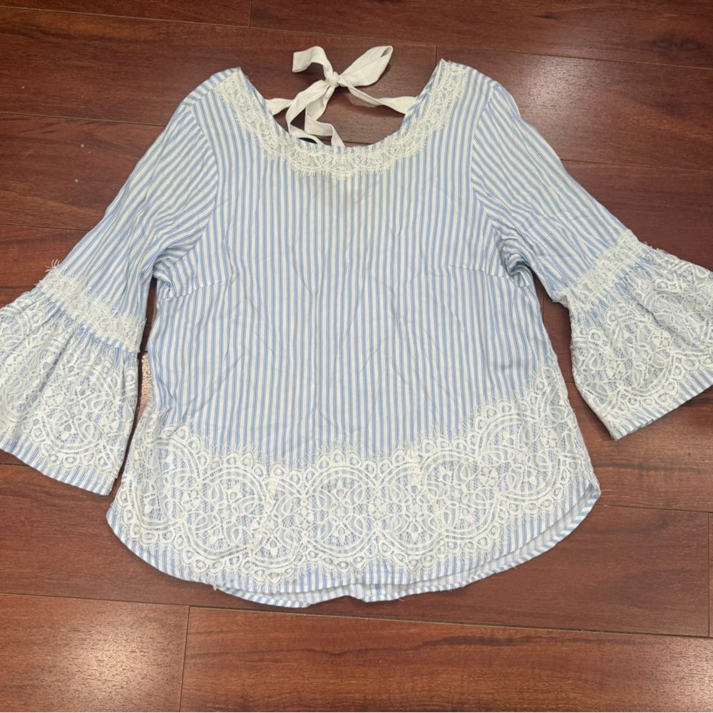 Chic Blue Striped Lace Blouse - Picture 7 of 10